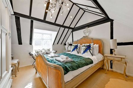 A beautifully presented and furnished three bedroom cottage in an idyllic location in the Heart of Eton. - Photo 2