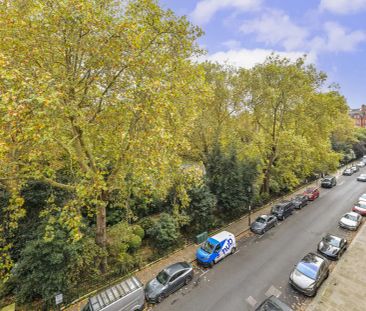 3 bedroom flat in London - Photo 2