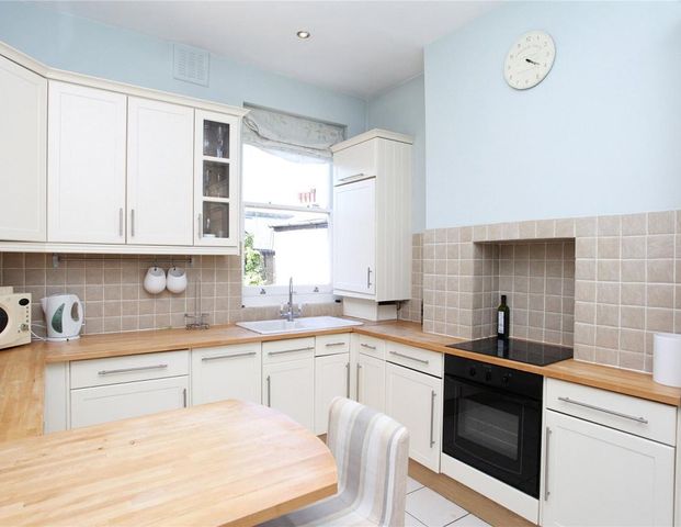 1 bedroom flat in Clapham South - Photo 1