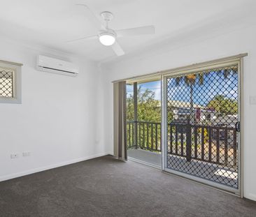 Open plan living area with A/C - Photo 2