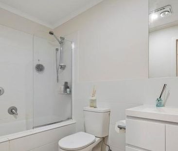 Stylish, Sunlit Home close to Parks, Schools & Shops - Photo 3