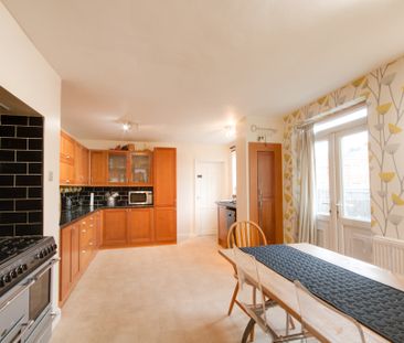 🏥 10 Min Walk to Salford Royal | 5-Bed Houseshare - Photo 3