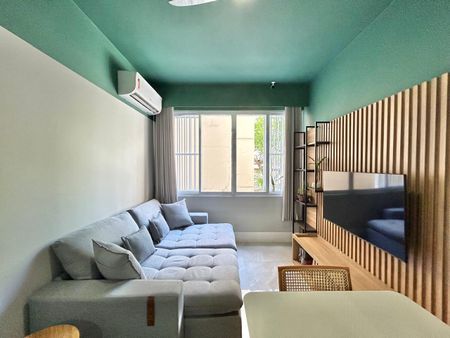 Apartamento reformado para locação na quadra da praia de Copacabana - Foto 2