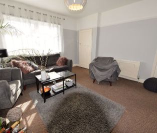 3 bedroom House in Firth Avenue, Leeds - Photo 2