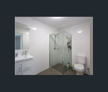 Spacious 2 Bedroom Unit In Central Location - Photo 4