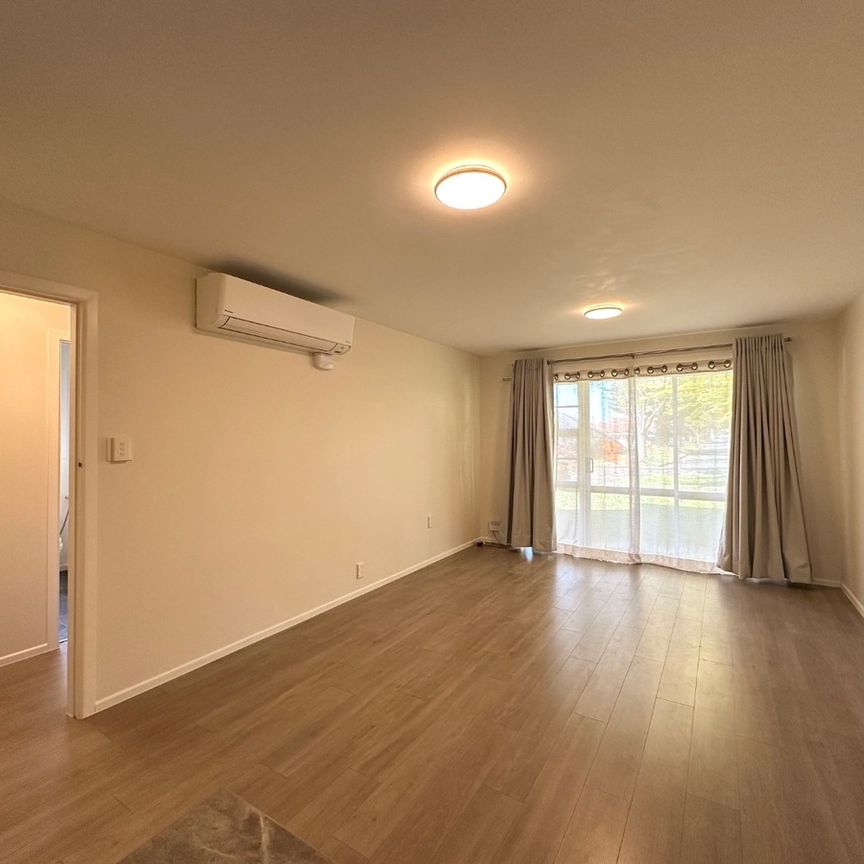 Modern 2-bedroom, 1-bathroom apartment in Central Hamilton - Photo 1