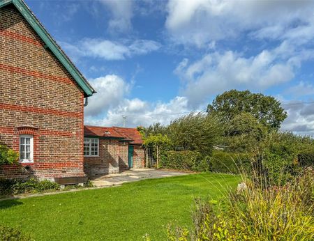 3 bedroom semi-detached house to rent - Photo 4