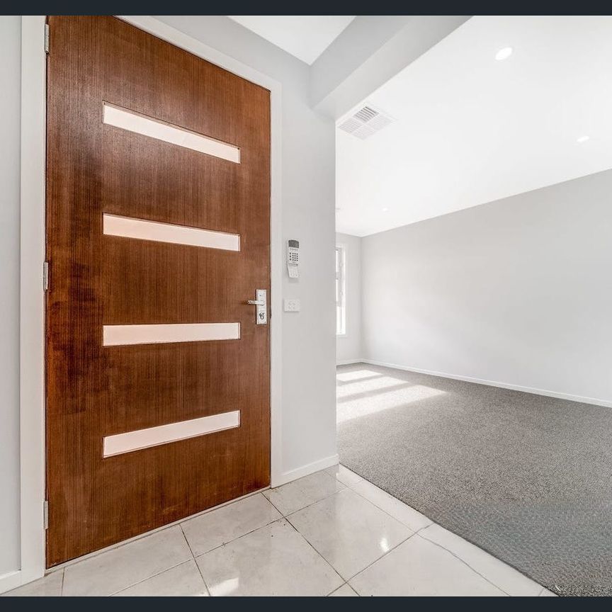 Spacious Family Home Walking Distance to Opalia Plaza Shopping Centre! Solar Panels, Theatre Room Plus 2 Living Areas in Weir Views!! - Photo 1