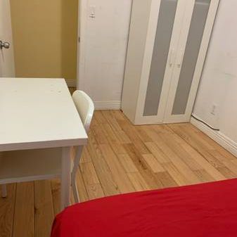 Downtown Toronto, College/Bathurst room+shared Bathroom 750/Month - Photo 2