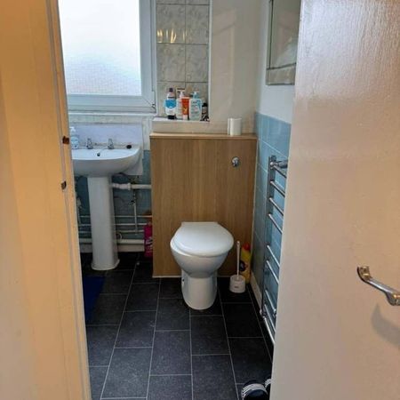 Room in a Shared Flat, Harts Lane, IG11 - Photo 4