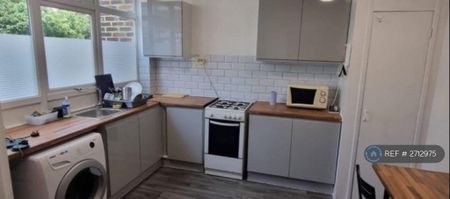 1 bedroom in a flat share to rent - Photo 5