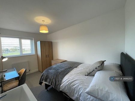 1 bedroom in a house share to rent - Photo 3