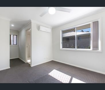 BRIGHT, SPACIOUS, AIRY TOWNHOUSE - Photo 2