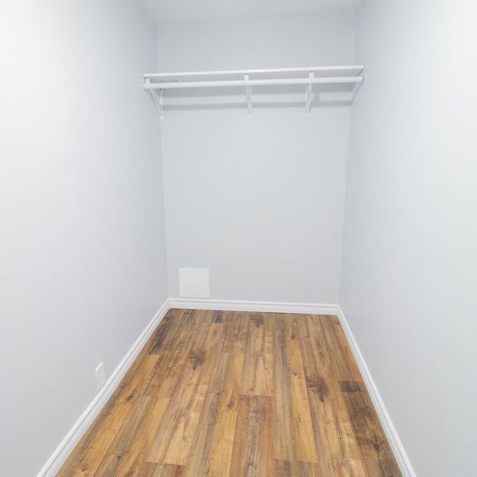 SPACIOUS 1 BEDROOM LOWER UNIT IN WELLAND!! - Photo 1