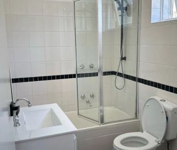 Beautifully Presented Ground Floor Apartment - Bonus Large Courtyard - Photo 6