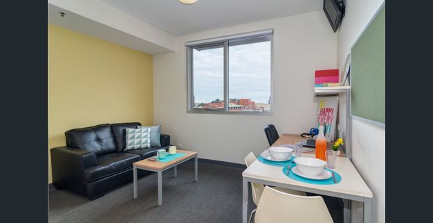 1 BEDROOM APARTMENT - FULLY FURNISHED STUDENT ACCOMMODATION FROM $420 PER WEEK! - Photo 1