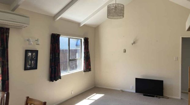 Three bedroom home - West Side! - Photo 1