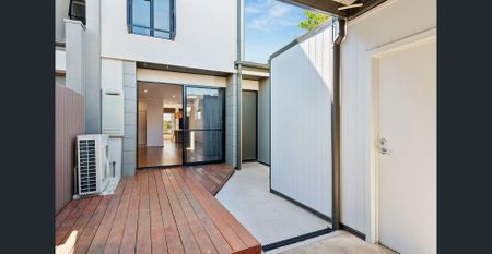 Terrace Home in the heart of Live West - Small pet negotiable - Photo 2