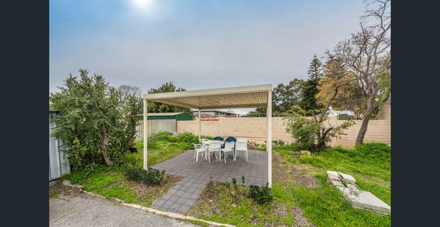 SECURE 2 BEDROOM UPSTAIRS APARTMENT - Photo 1