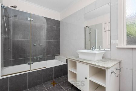 Stylish Californian Looking Into The Sun - Photo 4