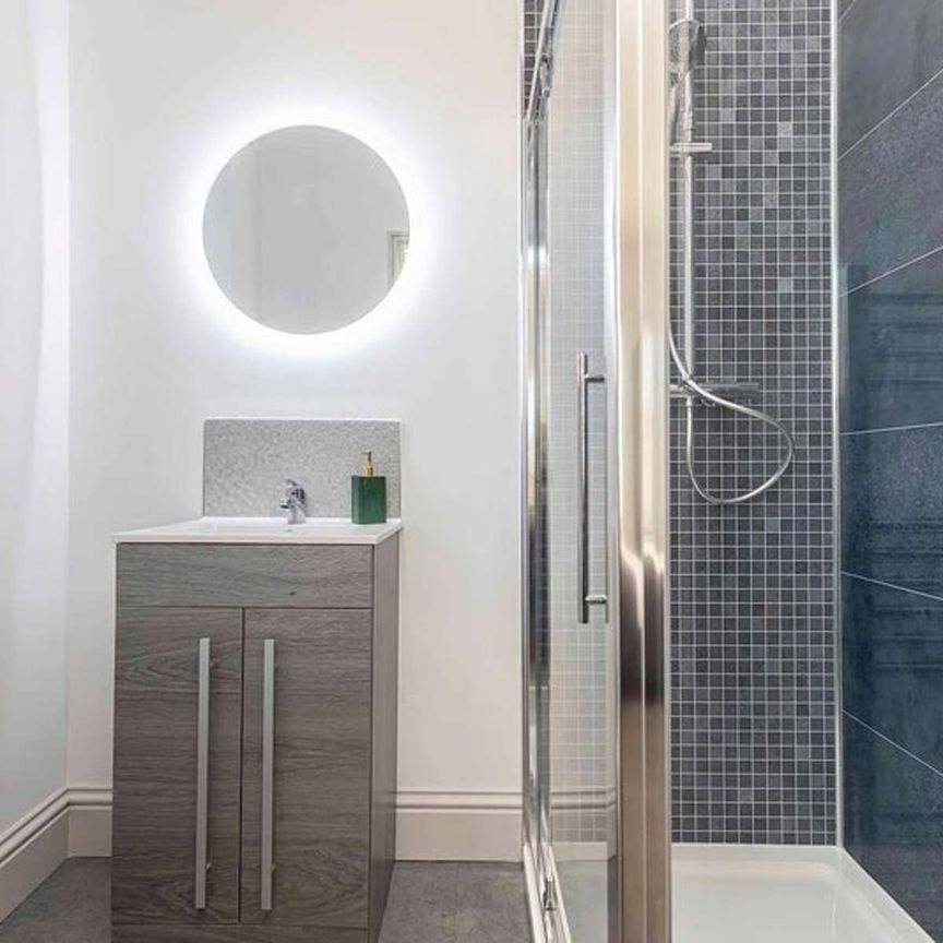 Luxury 7 Double En-Suite Bedrooms in a Shared Property - Photo 1