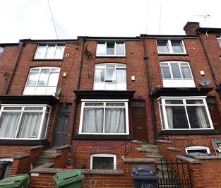 6 bedroom House in Manor Drive, Leeds - Photo 2