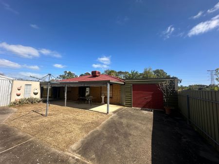 Spacious Family Home with Large Outdoor Entertaining Area - Photo 3