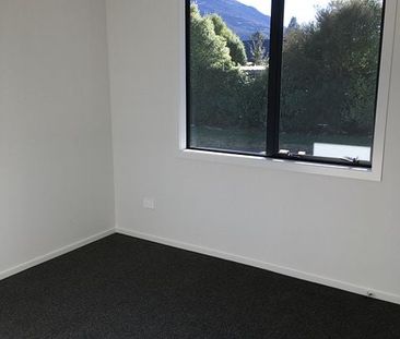 Sunny modern home, large garden, walk to town/lake - Photo 6