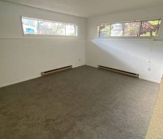 Lovely, bright, ground floor 1 bedroom - Oct. 1 - Photo 1