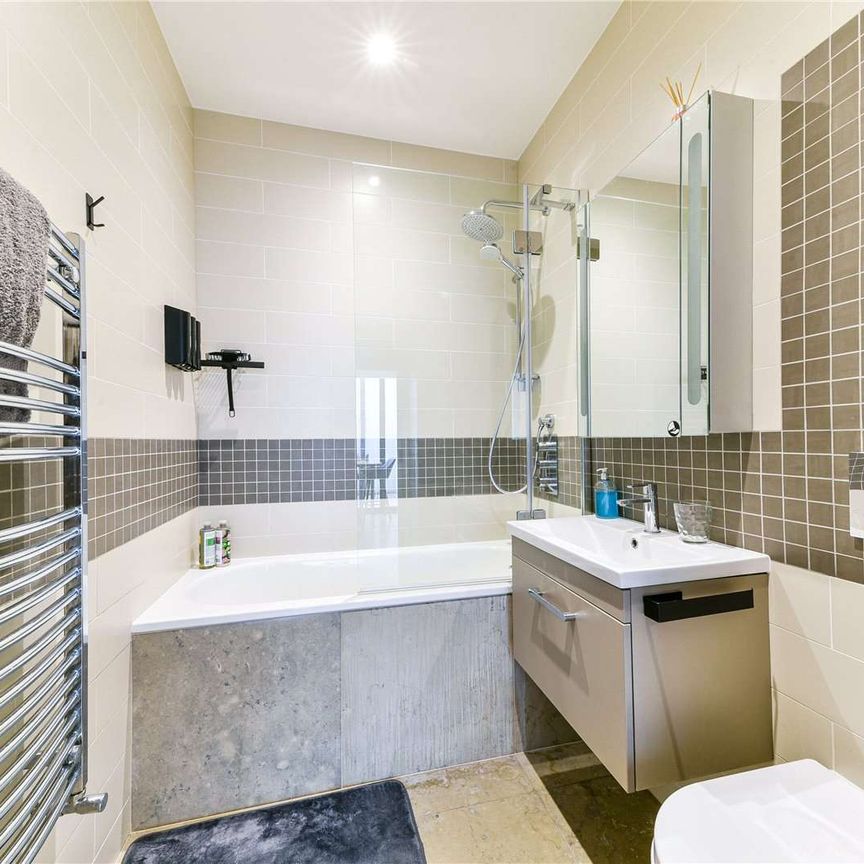 A stunning and modern three bedroom duplex garden apartment on Elgin Avenue. - Photo 1