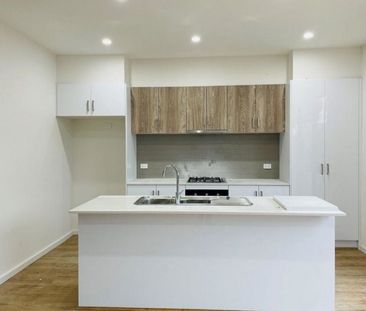 Spacious & Modern 3-Bedroom Townhouse In Prime Craigieburn Location - Photo 1