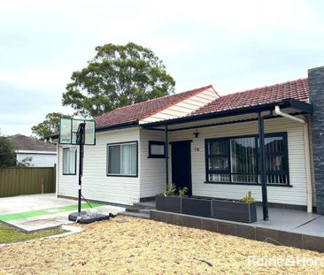 CHARMING THREE BEDROOM HOME IN MACQUARIE FIELDS! CLOSE TO STATION! - Photo 4
