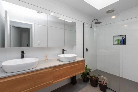 Renovated 2 bedroom unit - 6mth lease - Photo 4