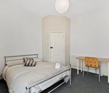 6 bedroom terraced house to rent - Photo 4