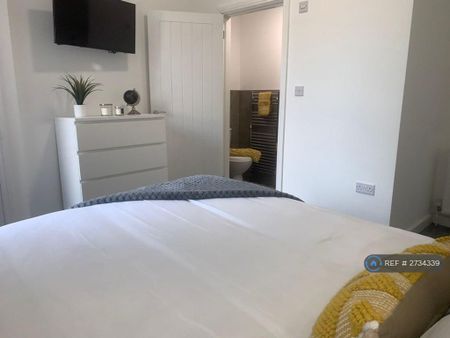 1 bedroom in a house share to rent - Photo 4