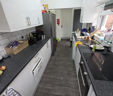 4 bedroom semi-detached house to rent - Photo 6