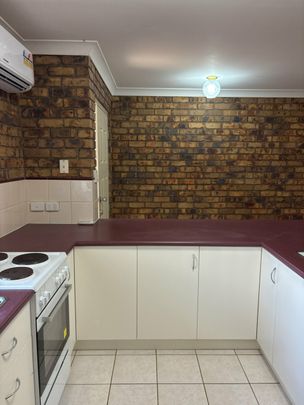 3 bedroom brick with carport - Photo 1