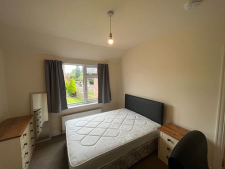 6 Bed Semi-Detached House, Yew Tree Road, M14 - Photo 3