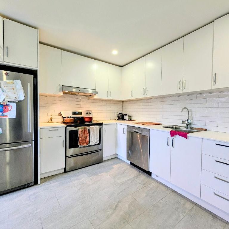 **Because You Deserve Renovated 4 1/2, TOP FLOOR, Metro Lasalle,Verdun** - Photo 1
