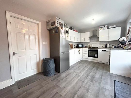 3 bedroom end of terrace house to rent - Photo 1