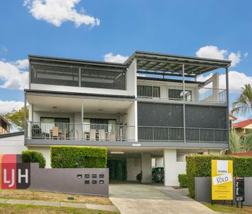 TOP FLOOR THREE BEDROOM UNIT WITH DOUBLE GARAGE & LARGE DECK! - Photo 5