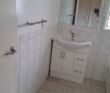 3 bedrooms plus study family home! - Photo 4