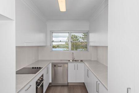 Spacious harbourside apartment with stunning views - Photo 2