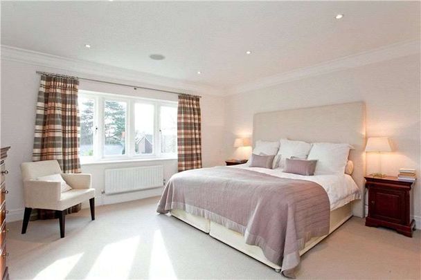 A modern family home in a popular Cobham residential road. - Photo 1