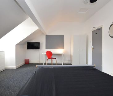 6 bedroom terraced house to rent - Photo 2