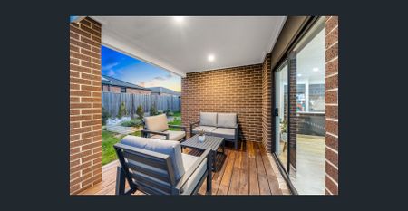 ✨ Stylish & Spacious Family Home in the Heart of Clyde! - Photo 4