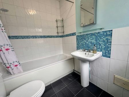 Terraced House to rent on - Photo 5