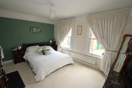 4 bedroom semi-detached house to rent - Photo 3