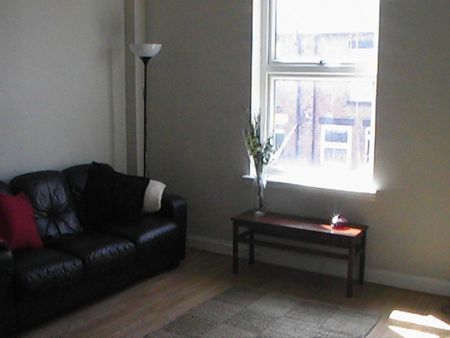 Superb 4 bed property AVAILABLE IMMEDIATELY in Hyde park, Leeds. - Photo 3