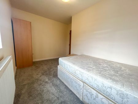 Double Room To Let - HP12 - Photo 2